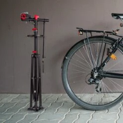 LifeGoods Fiets Montagestandaard - Fietsreparatie Racefiets / MTB - Incl. Stuurhouder - Zwart/Rood -Fietsaccessoires Winkel 1200x1200 629