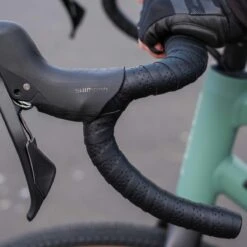 BBB Cycling SpeedRibbon Stuurtape - MicroFiber - Stuurlint Racefiets - Met Ventilatie - Zwart - 2 Rollen - BHT-12 11 BBB Cycling SpeedRibbon Stuurtape - MicroFiber - Stuurlint Racefiets - Met Ventilatie - Zwart - 2 Rollen - BHT-12 -Fietsaccessoires Winkel 1200x1200 791