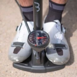 BBB Cycling AirWave Fietspomp Met Drukmeter - Fiets Pomp Racefiets En Mountainbike - Voetpomp Fiets 9 Bar - Zwart - BFP-20 -Fietsaccessoires Winkel 1200x1200 969