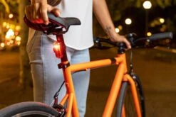 Sigma Sport AURA 30 Fietsverlichting Set - Led Koplamp 30 Lux - CURVE Achterlicht - Inclusief Batterijen -Fietsaccessoires Winkel 1200x800 157