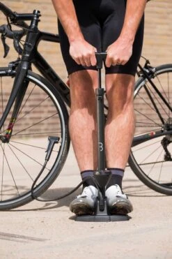 BBB Cycling AirWave Fietspomp Met Drukmeter - Fiets Pomp Racefiets En Mountainbike - Voetpomp Fiets 9 Bar - Zwart - BFP-20 -Fietsaccessoires Winkel 800x1200 60