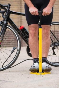 BBB Cycling AirSteel Fietspomp Met Drukmeter - Fiets Pomp Racefiets En Mountainbike - Voetpomp Extra Lang 11 Bar - Geel - BFP-27 -Fietsaccessoires Winkel 800x1200 61