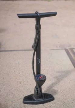 BBB Cycling AirWave Fietspomp Met Drukmeter - Fiets Pomp Racefiets En Mountainbike - Voetpomp Fiets 9 Bar - Zwart - BFP-20 -Fietsaccessoires Winkel 841x1200 1