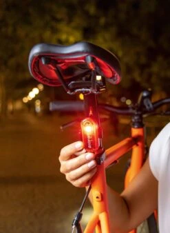 Sigma Sport AURA 30 Fietsverlichting Set - Led Koplamp 30 Lux - CURVE Achterlicht - Inclusief Batterijen -Fietsaccessoires Winkel 877x1200 2
