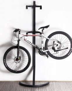 Merkloos Decopatent® Staand Fietsenrek Om 2 Fietsen Op Te Hangen - Ophangen Van 2 Fietsen Boven Elkaar - Fietsrek Ophangsysteem - 220 Cm -Fietsaccessoires Winkel 954x1200